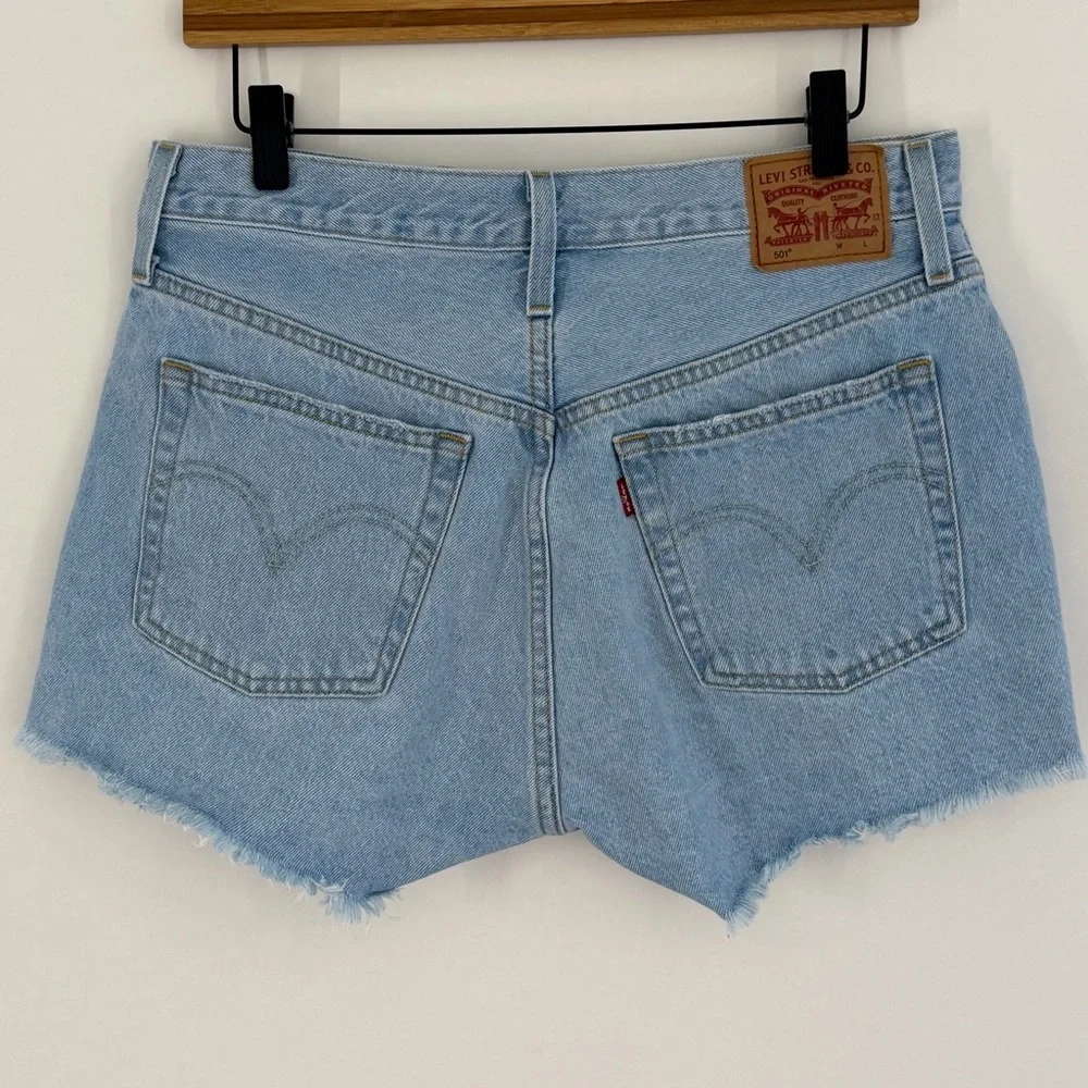 Levi's 501 Women's Cut-Off Denim Shorts Light Wash Button Fly Size 30 - Picture 3 of 8